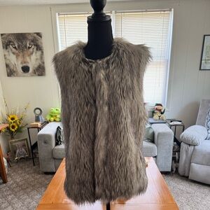 Sz L Tinsel faux fur vest NWT. Snap button closure. Tan black and grey